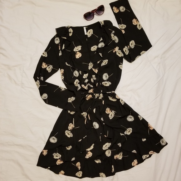 Last 1  Black floral ruffled wrap dress - Picture 3 of 6